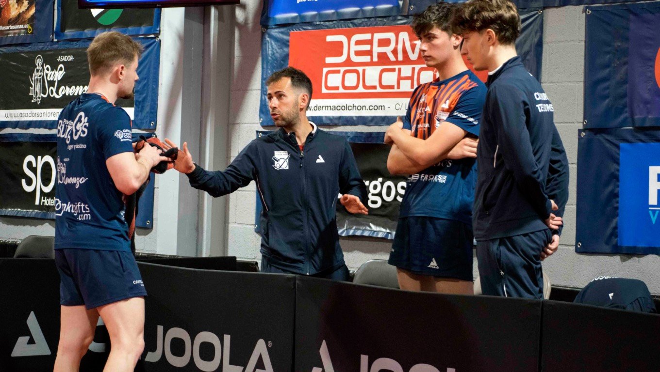 Francisco Javier Berzosa en labores de dirección del equipo