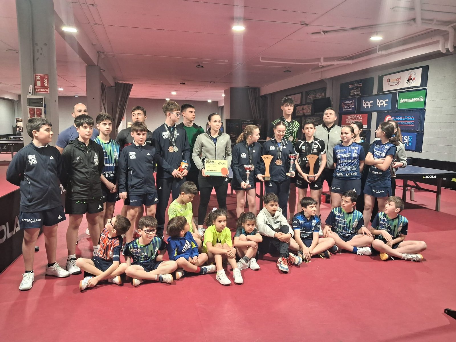 Nuestros jugadores posando con algunos jugadores de la cantera