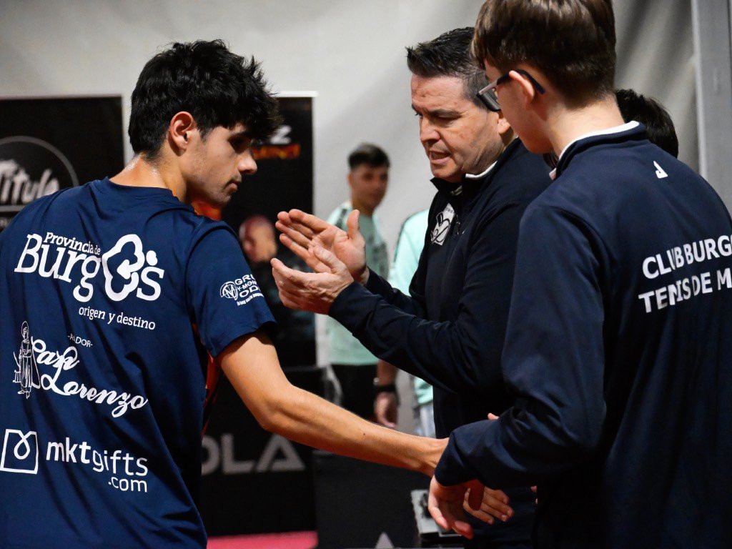 Álvaro Gimeno recibiendo instrucciones de Fran Berzosa
